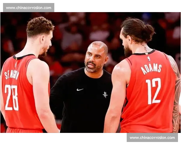 火箭 3 年 3900 万续约亚当斯 历史级篮板王留队巩固内线