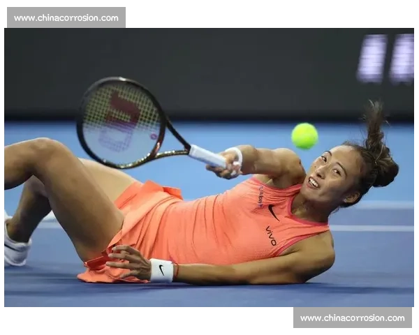 鏖战三盘难破温网魔咒！郑钦文决胜盘崩盘，连续三年止步首轮